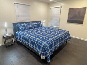 4 bedrooms, iron/ironing board, WiFi, bed sheets - City Hub: 4 Beds with Pool Table & TVs in Bedrooms, Heart of Med Center (San Antonio)
