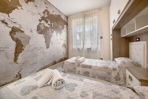 3 slaapkamers, een strijkplank/strijkijzer, gratis wifi, beddengoed