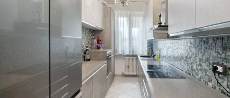 Refrigerador, microondas, horno, placa de cocina