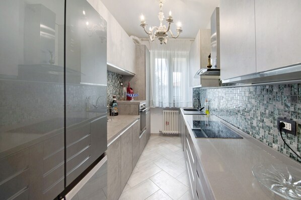 Fridge, microwave, oven, stovetop