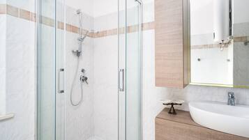 Dusche, Haartrockner, Handtücher