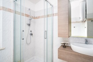 Shower, hair dryer, towels