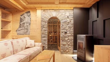 Una televisión, una chimenea, una mesa de tenis de mesa