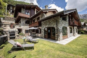 Outdoor dining - Apartment 'Superior' with Shared Terrace, Private Garden and Wi-Fi (Saint-Oyen)