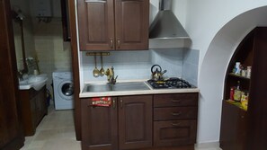 Een koelkast, een magnetron, een kookplaat