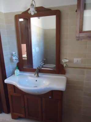 Douche, sèche-cheveux, serviettes fournies