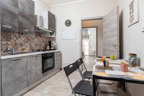 Fridge, oven, stovetop, coffee/tea maker