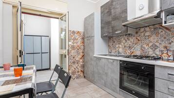 Køleskab, ovn, kogeplade, kaffe-/temaskine