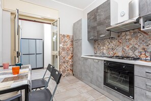 Fridge, oven, stovetop, coffee/tea maker