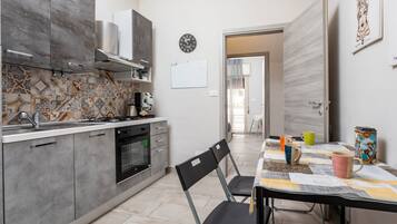 Fridge, oven, stovetop, coffee/tea maker