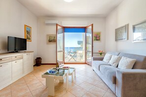 TV - Apartment 'Fiordaliso' with Sea View, Wi-Fi and Air Conditioning (Alghero)