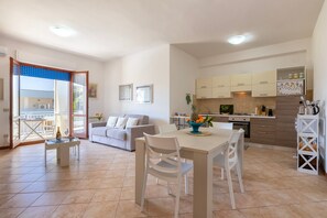 Un apartamento moderno con comedor, cocina y un balcón con vistas.