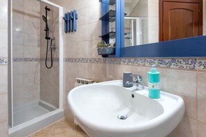 Douche, sèche-cheveux, serviettes fournies