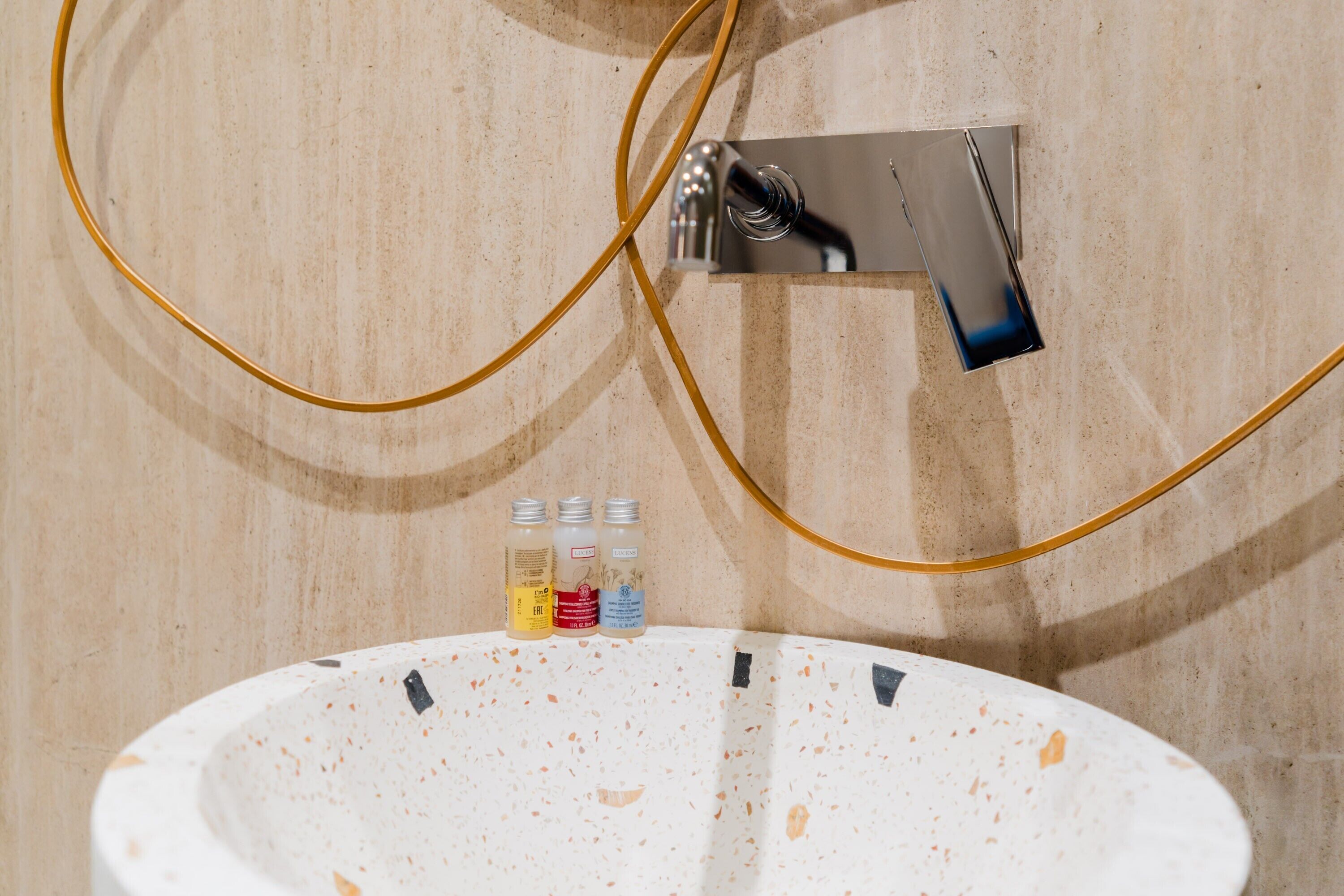 シャワー、ヘアドライヤー、タオル