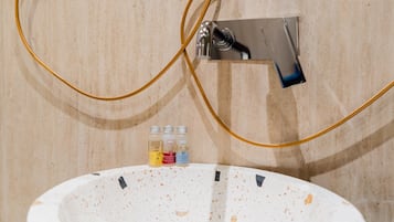 Suihku, hiustenkuivaaja, pyyhkeet