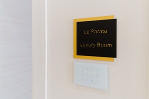 Letrero que dice 'Le Parate Luxury Room' con un teclado debajo.