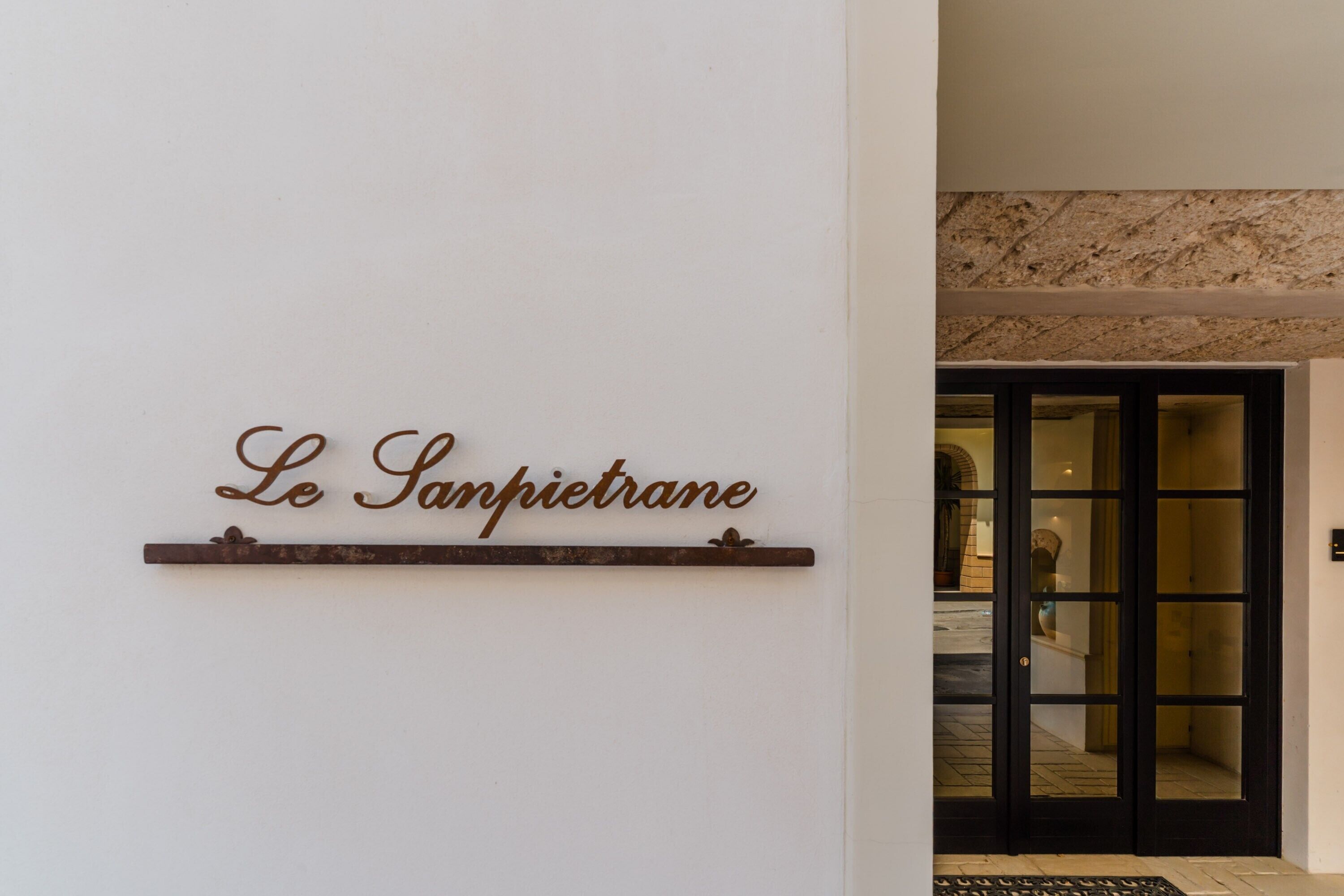 Um sinal com o texto 'Le Samptierane' numa parede.