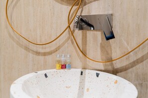 Chuveiro, secador de cabelo, toalhas de banho 