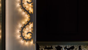 A wall-mounted light fixture with a spiral design. - Room 'Li Parate' with Shared Terrace, Wi-Fi and Air Conditioning (Taviano)