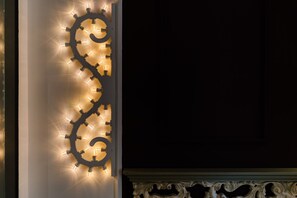 Una lámpara de pared con diseño en espiral.