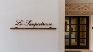 Ein Schild mit dem Text 'Le Samptierane' an einer Wand.