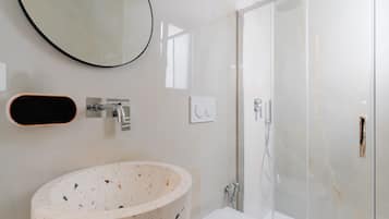 Suihku, hiustenkuivaaja, pyyhkeet