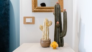 A white table with three cacti and a small yellow pot. - Room 'Li Pumi' with Shared Terrace, Wi-Fi and Air Conditioning (Taviano)