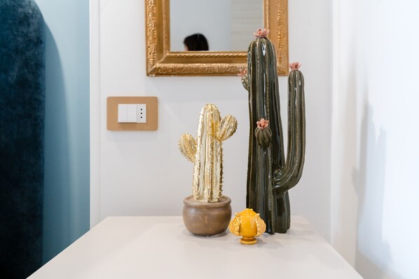 A white table with three cacti and a small yellow pot. - Room 'Li Pumi' with Shared Terrace, Wi-Fi and Air Conditioning (Taviano)