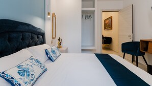 Une chambre d’hôtel moderne équipée d’un grand lit, d’un bureau, d’une chaise et d’une armoire.