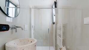 A bathroom with a freestanding sink, a glass shower enclosure, and a digital clock. - Room 'Li Pumi' with Shared Terrace, Wi-Fi and Air Conditioning (Taviano)