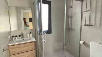Douche, sèche-cheveux