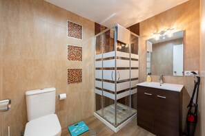 Dusj, hårføner og håndklær