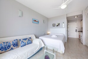 Tabla de planchar con plancha, wifi gratis, ropa de cama