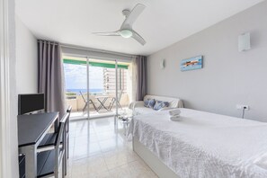 Iron/ironing board, free WiFi, bed sheets - Studio Apartment 'Paraiso, Vistas Al Mas Piscina' with Sea View, Shared Pool and Wi-Fi (Aguadulce)