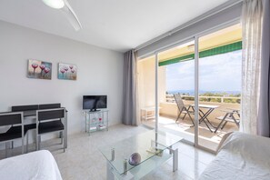Tabla de planchar con plancha, wifi gratis, ropa de cama