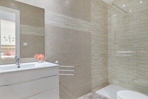 Shower, towels