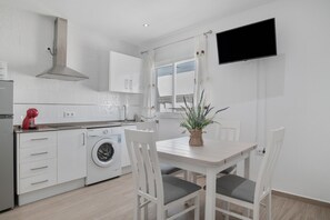 Een koelkast, een magnetron, een kookplaat