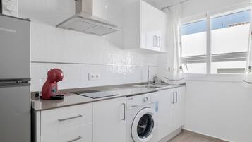 Réfrigérateur, micro-ondes, plaque de cuisson, cafetiÚre/bouilloire