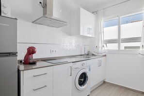 Fridge, microwave, stovetop, coffee/tea maker - Apartment 'Casa Antonia Conil 1' with Shared Terrace, Wi-Fi and Air Conditioning (Conil de la Frontera)