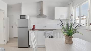 Kühlschrank, Mikrowelle, Herdplatte, Wasserkocher mit Kaffee-/Teezubehör
