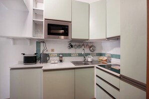 Réfrigérateur, micro-ondes, plaque de cuisson, lave-vaisselle