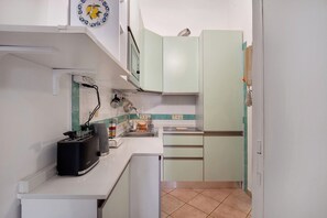 Kühlschrank, Mikrowelle, Herdplatte, Geschirrspüler