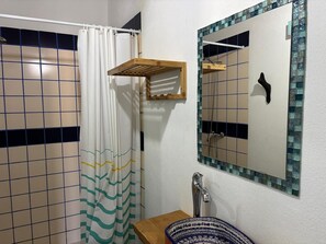 Chuveiro, secador de cabelo, toalhas de banho 
