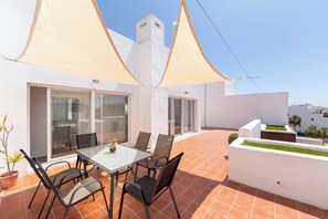Outdoor dining - Apartment 'Ático Nuevo Con Piscina' with Sea View, Shared Pool and Air Conditioning (Almería)