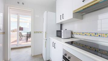 KĂŒhlschrank, Mikrowelle, Ofen, Herdplatte