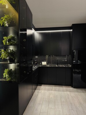 大型雪櫃/冰箱、微波爐、爐具、廚房用具/餐具/器皿