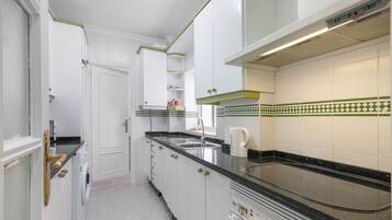 Een koelkast, een magnetron, een oven, een kookplaat