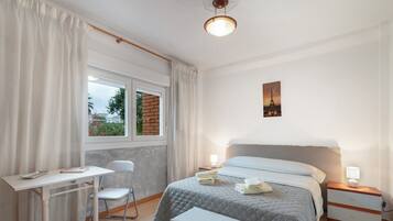 3 slaapkamers, een strijkplank/strijkijzer, gratis wifi, beddengoed