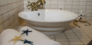 Douche, sèche-cheveux, serviettes fournies