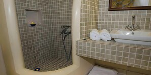 Shower, hair dryer, towels - Studio 'Galini' with Shared Garden, Wi-Fi and Air Conditioning (Milos)